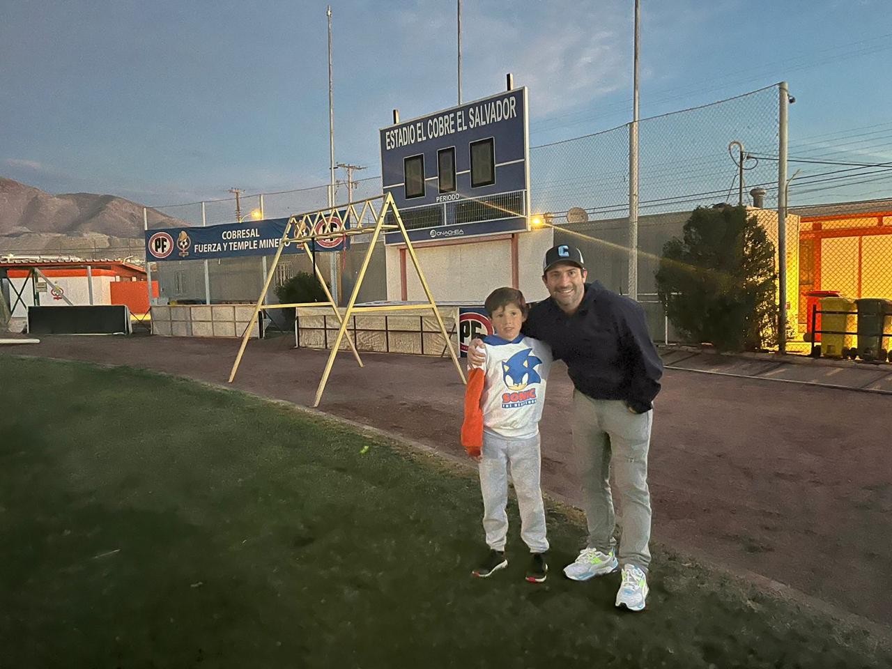 Álvaro con su hijo en el Estadio El Cobre